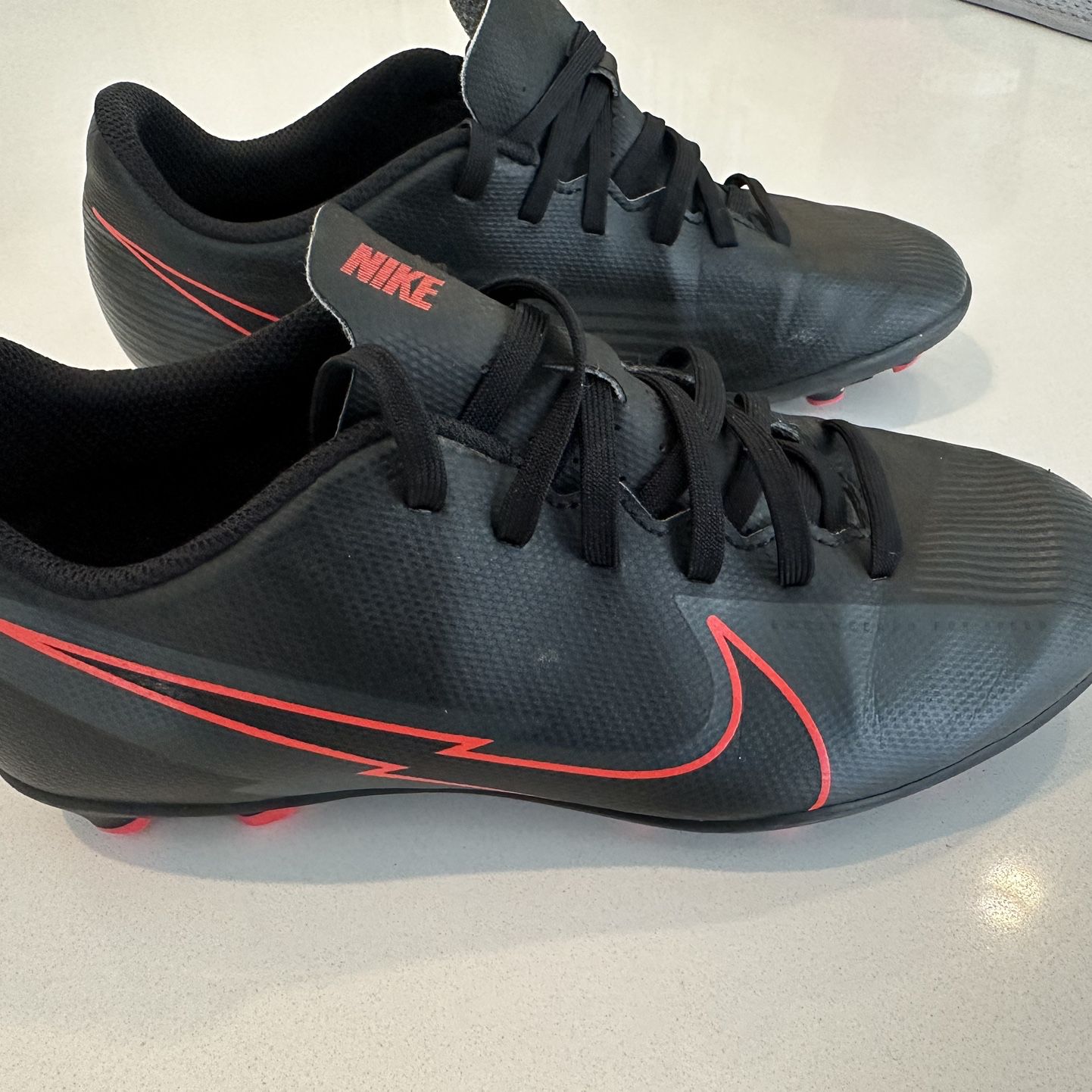 halfgeleider Nieuw maanjaar Gevoel van schuld Nike Jr Vapor 13 Club FG MG Size 5.5Y Soccer Shoes Black Red AT8161-060 for  Sale in Winter Hill, MA - OfferUp