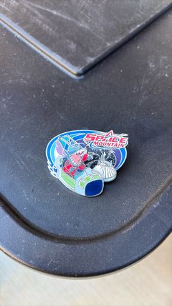 Stitch space Mountain slider pin