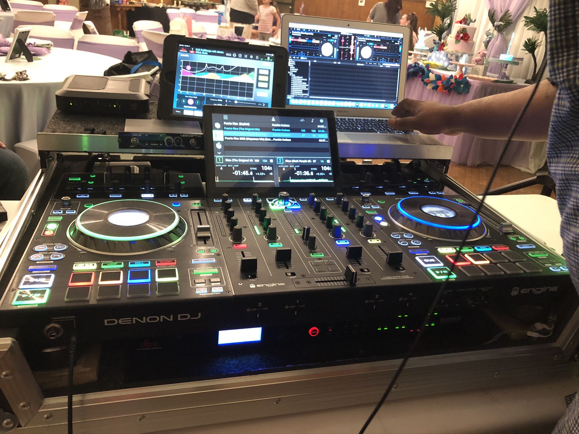 Denon Dj prime 4 With case and drive rack an custom work 2400