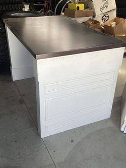 Desk 3'T X 3'W X 5'L