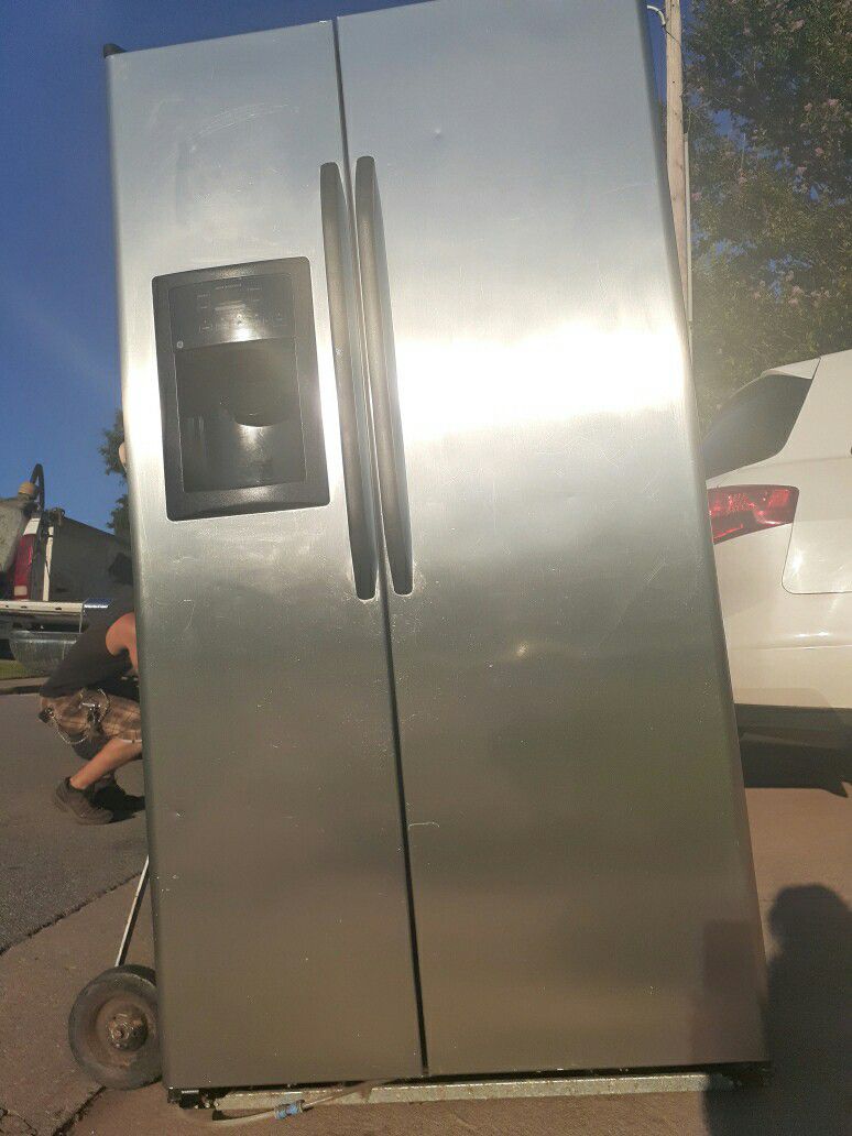 CAN DELIVER & UNLOAD $25....GE STAINLESS STEEL SIDE X SIDE W/WATER & ICE IN THE DOOR