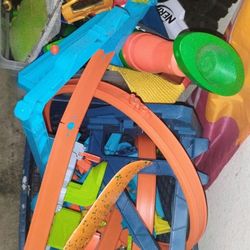 Huge Bin Of Boys Toys 15  Toy Guns Waterguns,Playdoe ,Crs,Tracks ,Figurenes