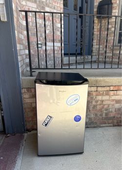 Whirlpool fridge 43 cubic ft