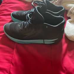 Basketball Shoes Melo Size 9. 40
