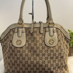Authentic Gucci  This sophisticated and modern Gucci Beige/Ebony GG Canvas Scarlett Medium Top Handle Bag makes a perfect everyday bag. It features du