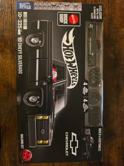 Hot Wheels Mattel Brick Shop '83 Chevy Silverado Building Set