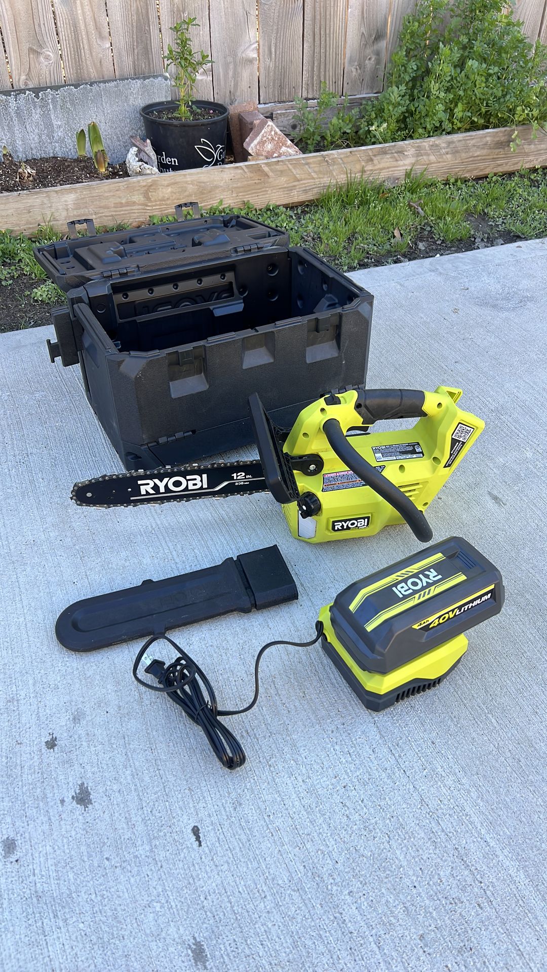 RYOBI 40V HP BRUSHLESS 12” CHAINSAW WORH BATTERY AND CHARGER