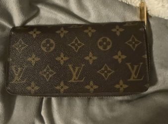 Louis Vuitton zippy wallet In Monogram With Red Interior