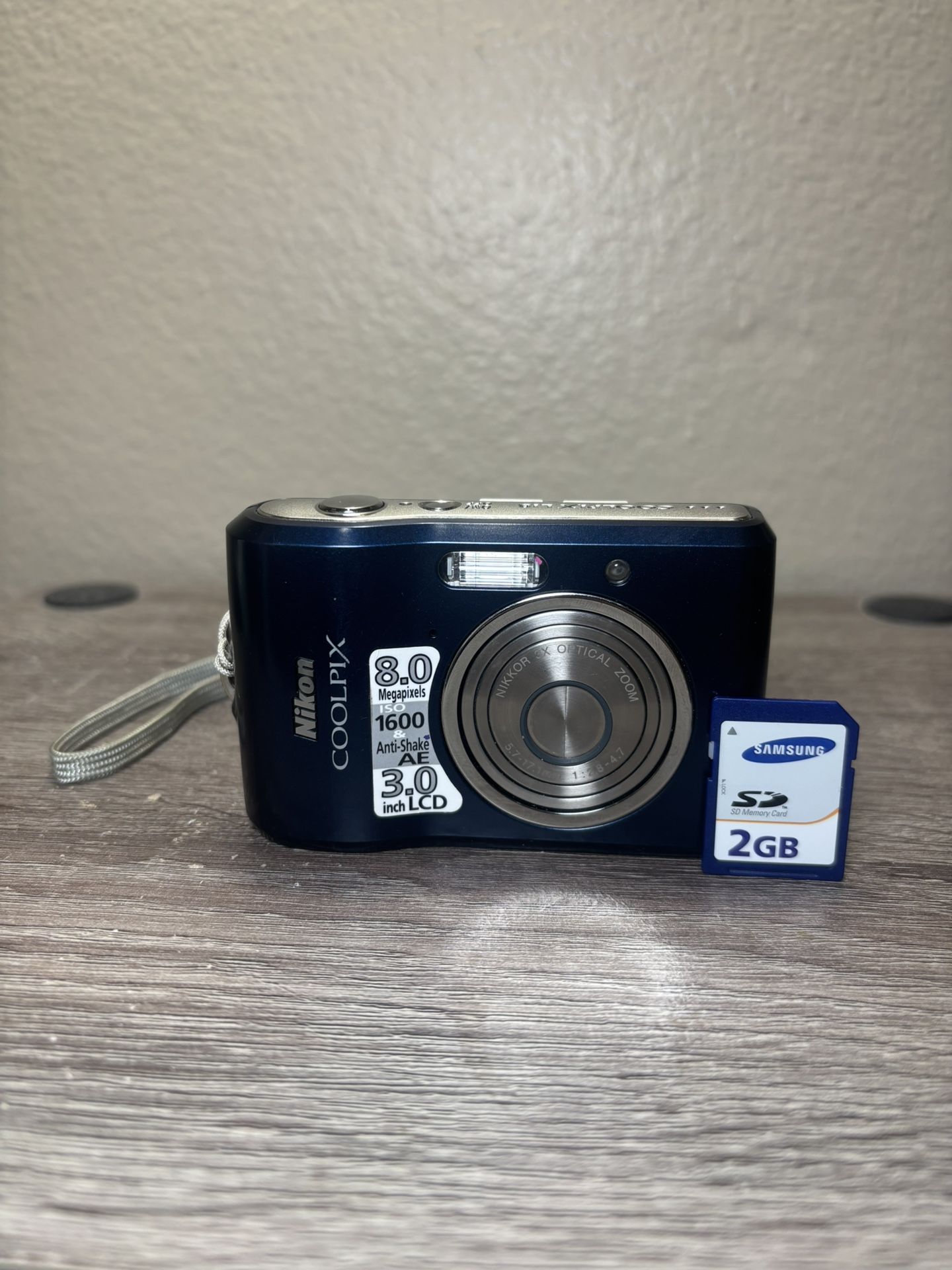 Nikon COOLPIX L18 8.0MP Blue Digital Camera