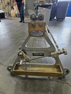Fabric spreading machine