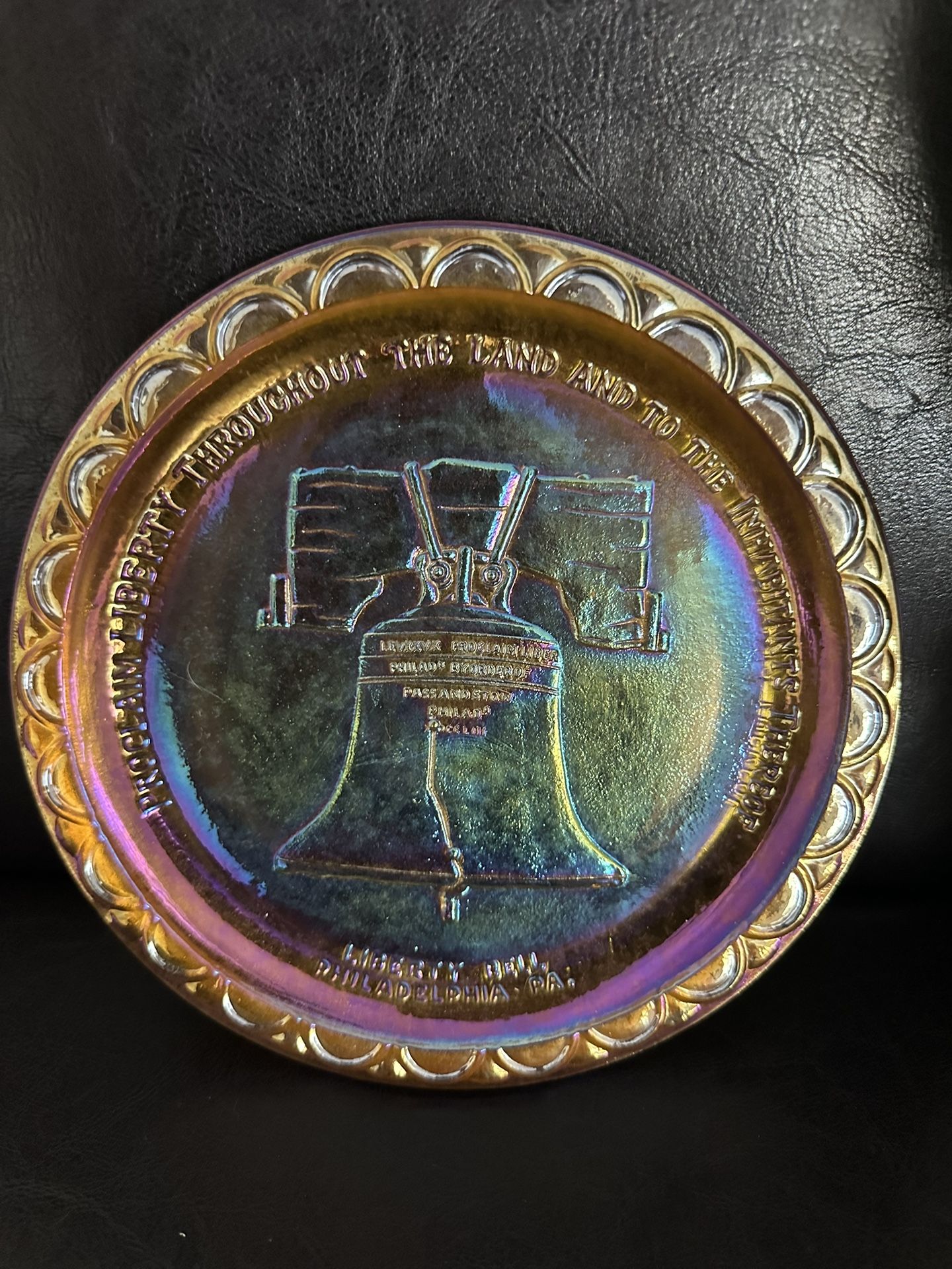 Carnival Glass American Bicentennial (1(contact info removed)) 8" Golden Decorative Plate Boxed.