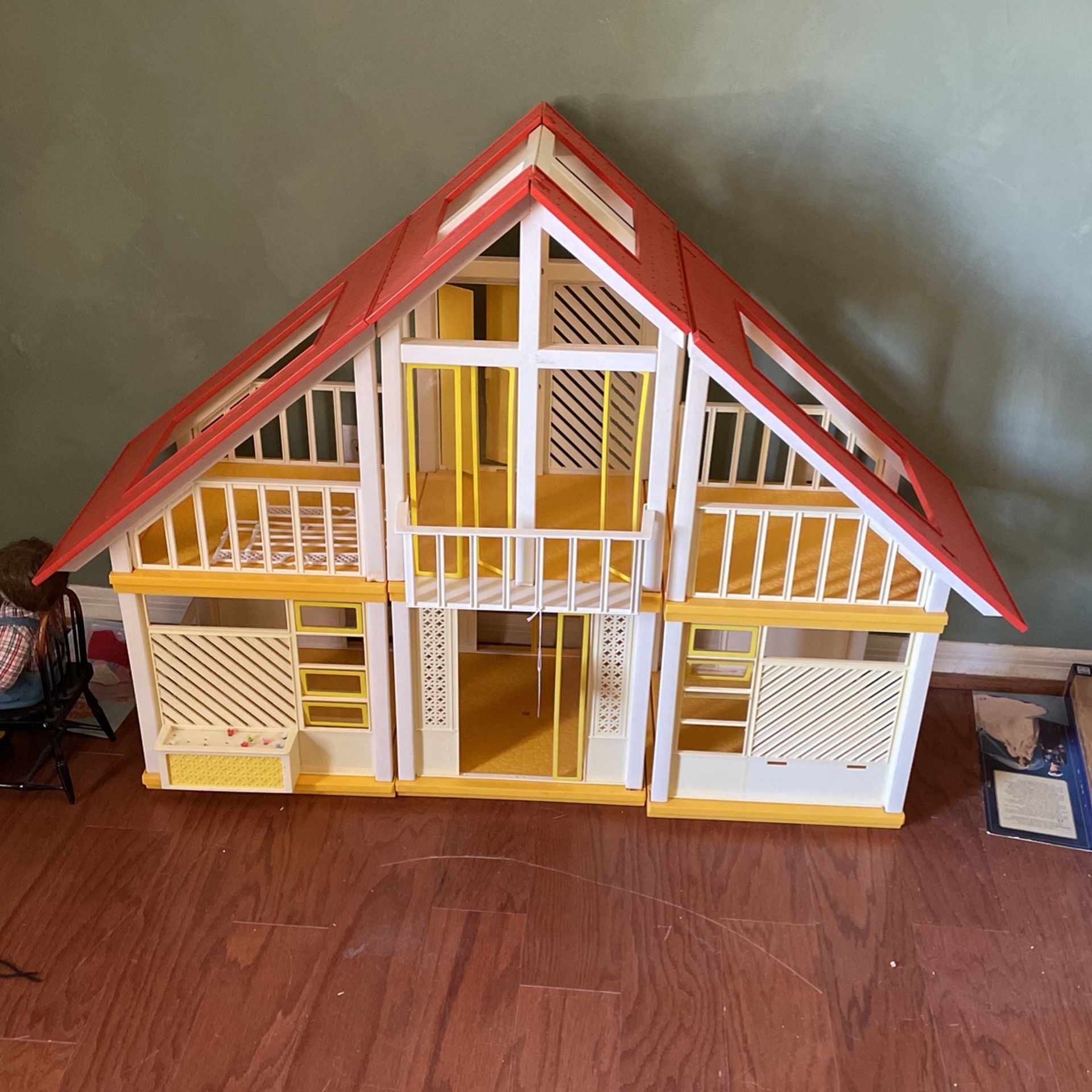 Plastic Doll House for Sale in Peoria, AZ OfferUp