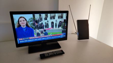 Element ELEFW195 720p LED 19" HD TV - Black - PC Monitor - Not a smart TV.
Comes with a GE Indoor Digital TV Antenna Amplified High-definition (HD) Mo