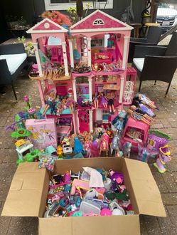 Large lot of Barbie LOL OMG My Little Pony Bratz Hacthimals etc Barbie Dream House Barbie Camper Barbie Jeep Barbie Ballerina Case Over 50 Dolls 7 Hor