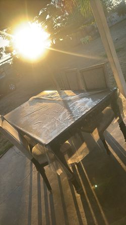 table with 5 chairs