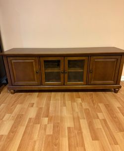 Mid-Century Walnut TV Stand / Media Console – Excellent Condition