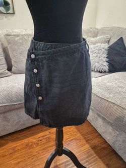 Cute denim skirt $3