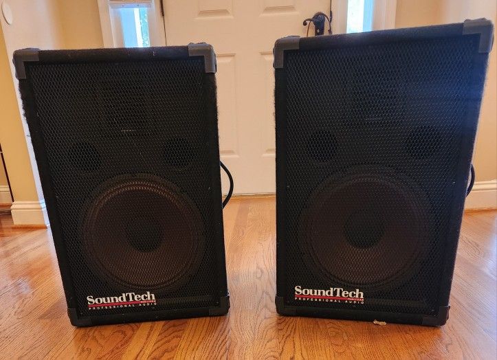 Pair of SoundTech Professional Audio Speakers