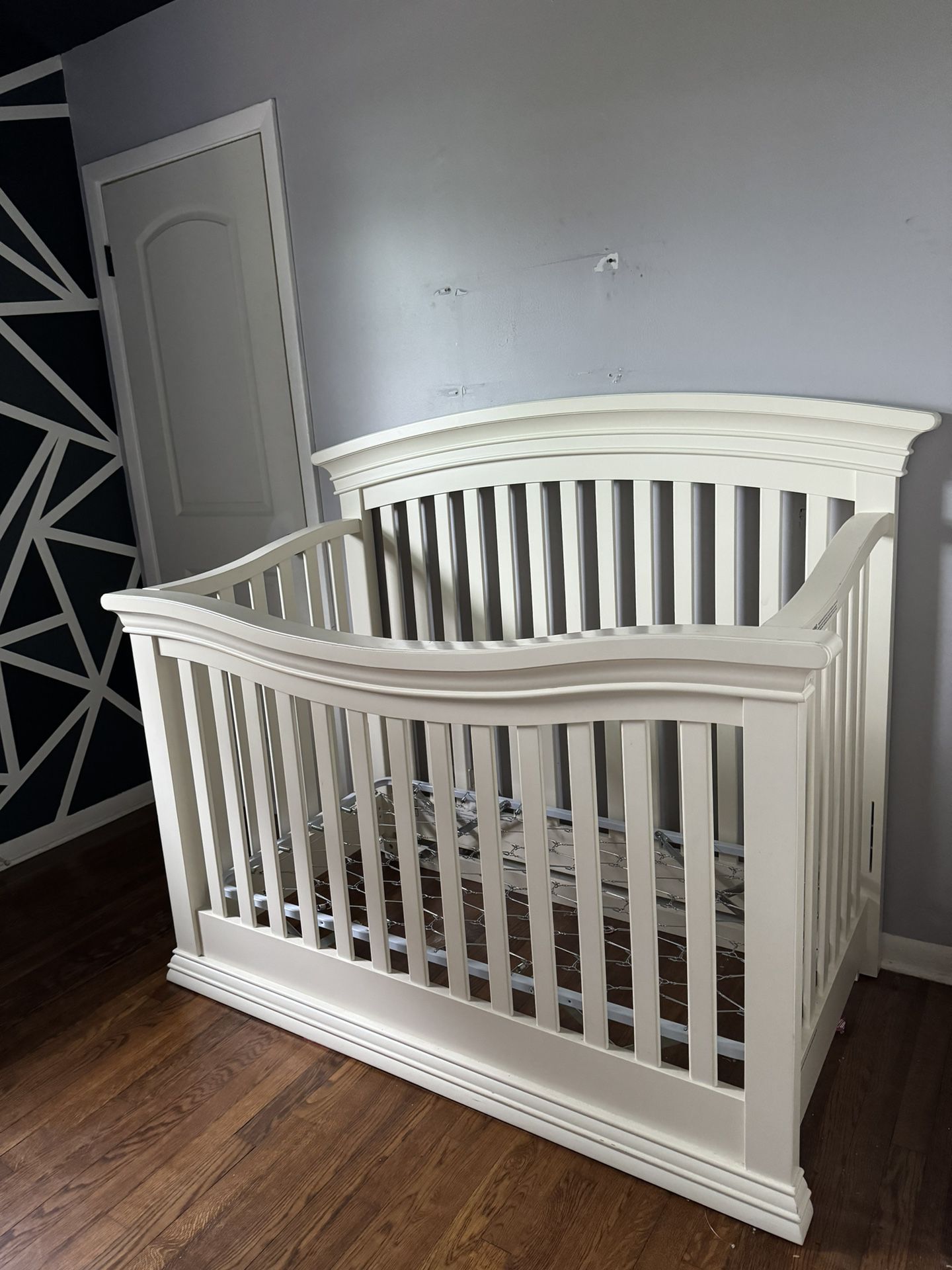 WHITE CRIB MATTERS INCLUDED 