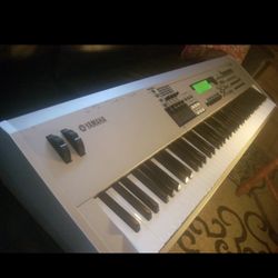 Yamaha MO8 Synthesizer 