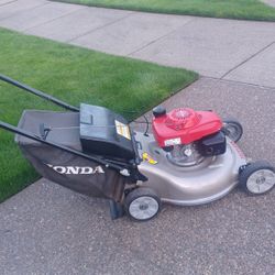 Super Nice Honda Hrr216 Self-propelled Lawn Mower With Quarter Blade Cutting System