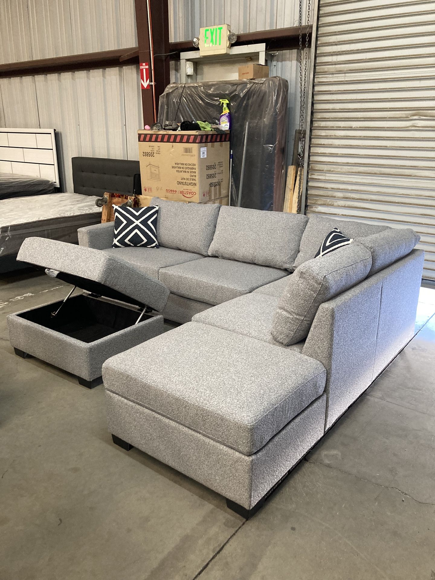 Sectional Sofa With Ottoman. New! Left Or Right Side Chaise Available. Must See. Description ππ»