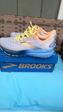 Woman size 7 Brooks Ghost 16