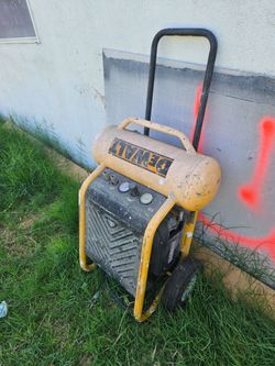 DEWALT 4.5-Gallon 225 PSI Wheeled Air Compressor