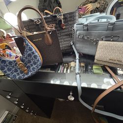 Purse available / left