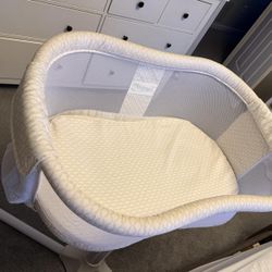 “Halo bassinest swivel sleeper”