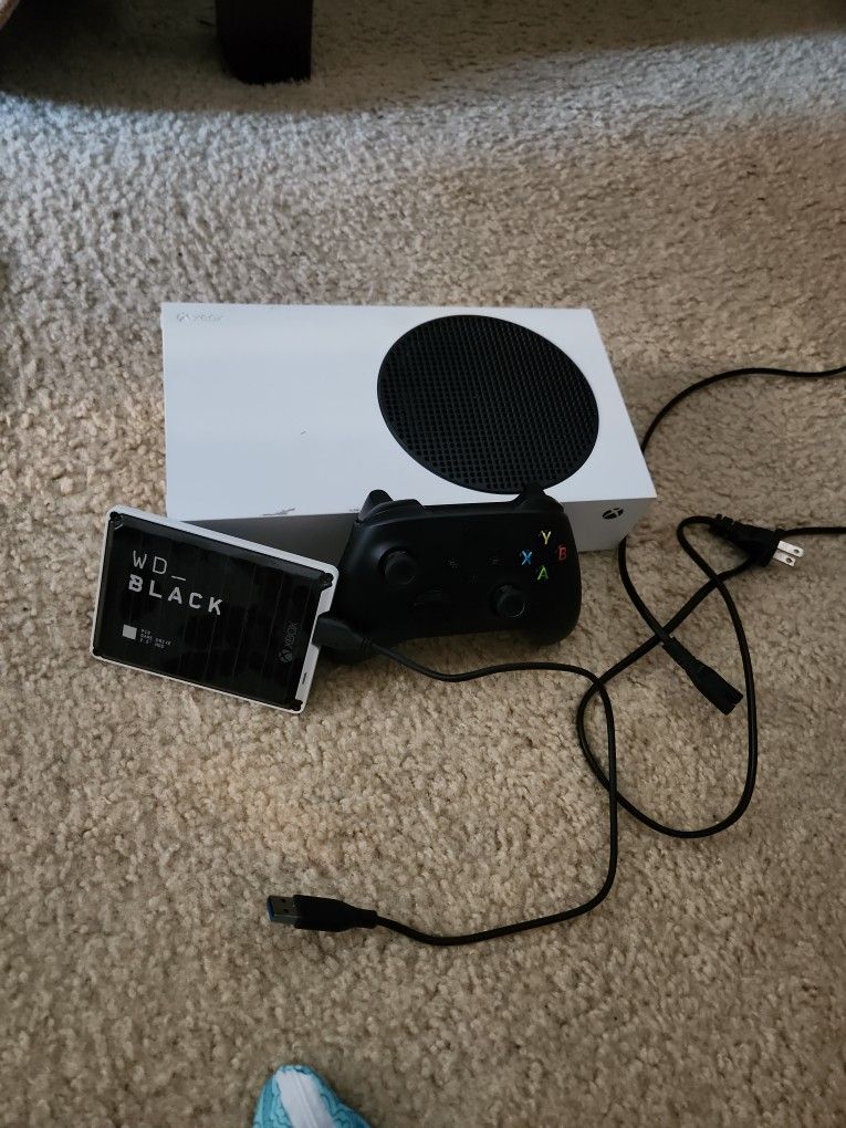 Xbox Series S, Xbox Series Controller, WD_BLACK 2.5 tb Storage.