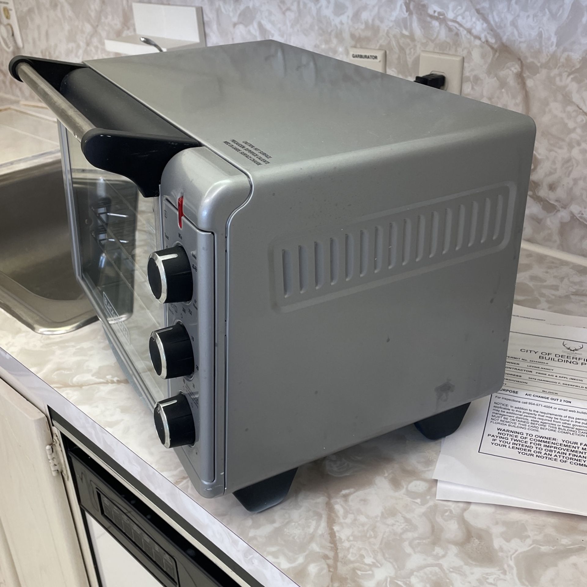 Black and decker. Toaster oven with timer. Bake broil works excellent