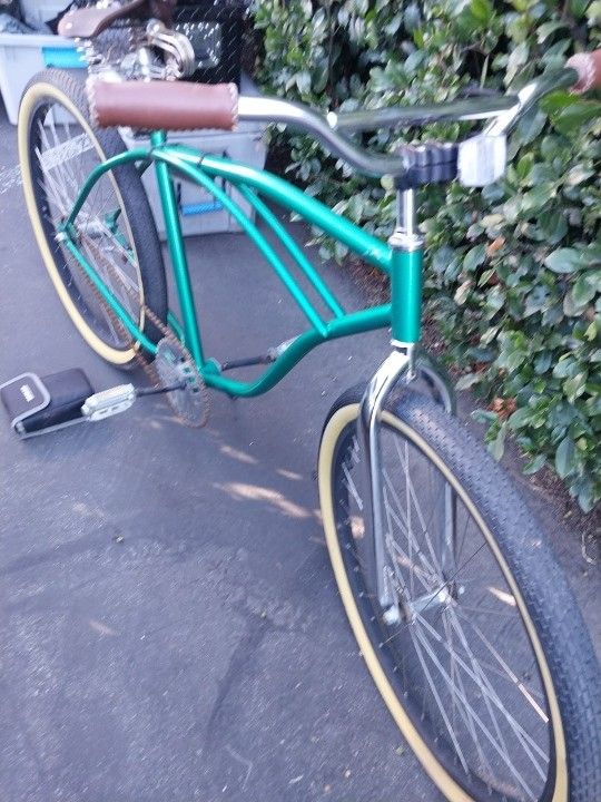 selling a 1957 custom schwinn corvette its good condition its a 24 inche