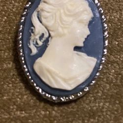 Beautiful Exquisite Vintage Cameo Brooch