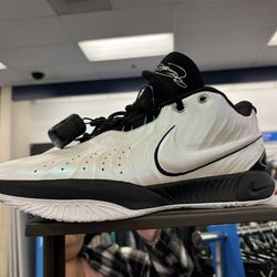 Nike LeBron’s  21 “Conchiolin”