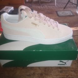 Women's Size 6 Pink Pumas