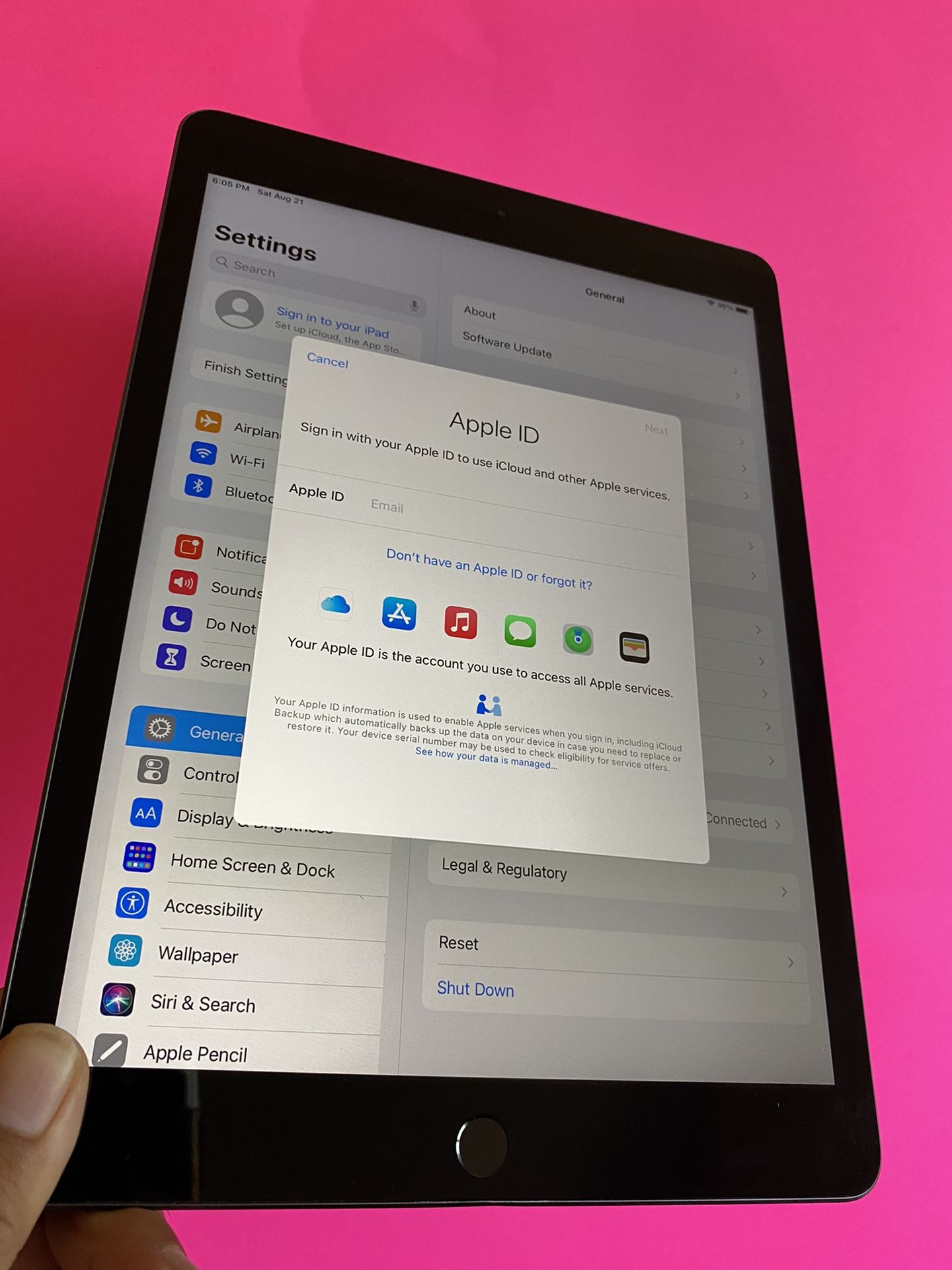 Apple IPad 7th Generation (10.2β Retina Display / Touch ID / 2019 model) 32GB with Accessories (Apple pencil compatible)