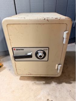 Sentry 1330 Rolling Safe / Fire Safe