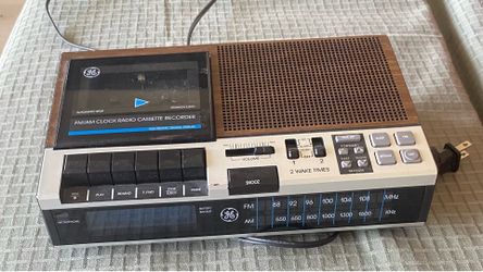 GE - vintage ,FM/AM clock, radio, cassette recorder GE FM/AM clock, radio, cassette recorder