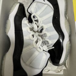 WORN ONCE JORDAN 11 CONCORD SIZE 4Y