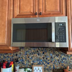 Microwave Oven GE Like New JUST REDUCED 