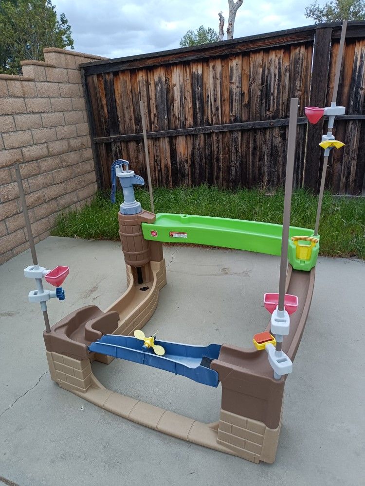 Step 2 water Play used condition durable plastic with some markings

Used condition
Description
The Pump & Splash Shady Oasis is an outdoor water acti