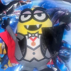 Universal Studios MINIONS Halloween Dave’acula Plush (NWOT)