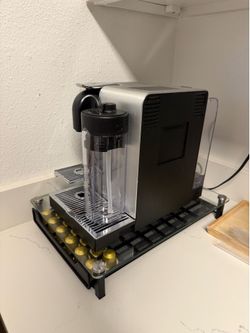 Nespresso De’Longhi Coffee Machine with Milk Frother - Excellent Condition