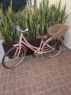 Retrospec Beaumont 7 Speed City Bike with Wicker Basket!
