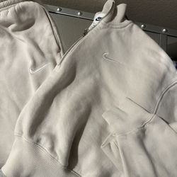 NIKE SWEAT SET • CROP SWEATSHIRT (M) • SWEAT PANTS (S) IVORY