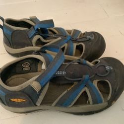 KEEN Boys Outdoor Shoes- size 3