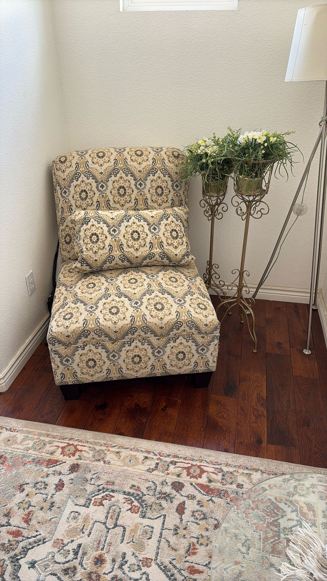 Accent Antique Chair With Lamp