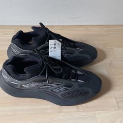 Yeezy 700 Dark Glow Size 11