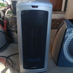 !! Floor Heater  Works  Doesn't  Osculate 